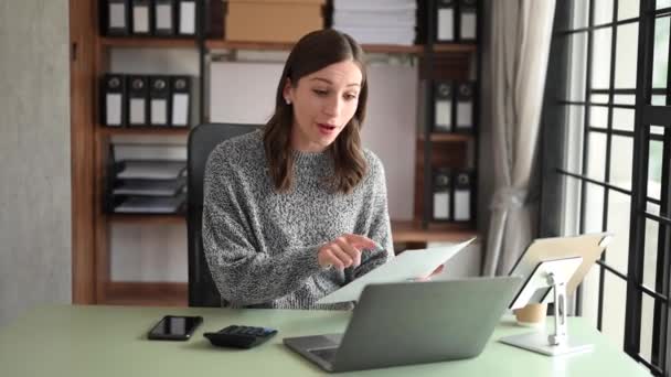 Бізнес Леді Телефоном Ноутбуком Сидячи Офісі — стокове відео
