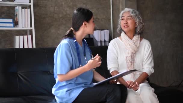 Vrouwelijke Arts Senior Patiënt Bejaardenconcept Ziekenhuis Thuis — Stockvideo
