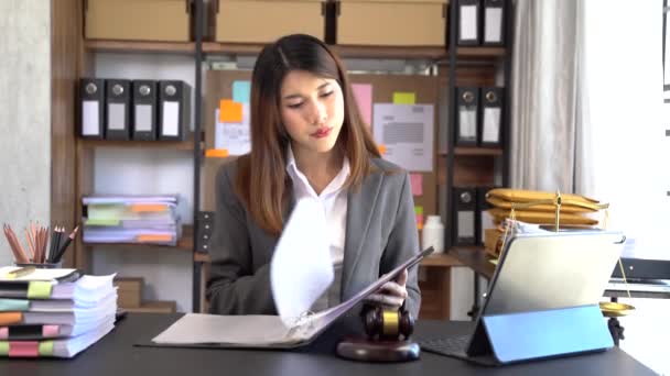 Justice Law Concept Asian Woman Lawyer Working Courtroom Laptop — Stock Video