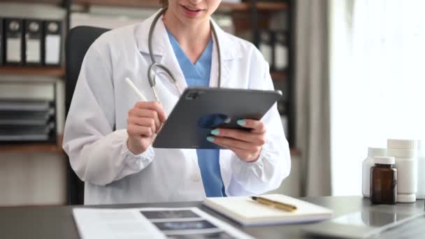 Koncepcja Technologii Medycznej Lekarz Pracujący Tabletem Stetoskopem Nowoczesnym Biurze — Wideo stockowe