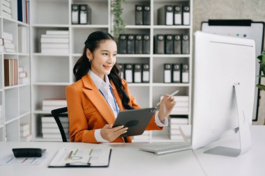 Bir ofis masası, vergi, rapor, muhasebe, istatistik ve analitik araştırma konseptinde matematik finansmanı için tablet ve bilgisayar kullanan iş kadını