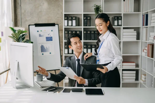 Los Empresarios Asiáticos Presentan Explican Utilizan Computadoras Tabletas Trabajo Equipo — Foto de Stock