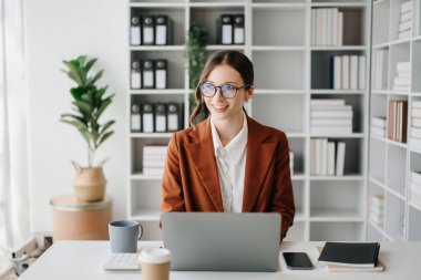 İş kadını ofis masasında, vergi, rapor, muhasebe, istatistik ve analitik araştırma konseptinde matematik finansmanı için dizüstü bilgisayar kullanıyor.