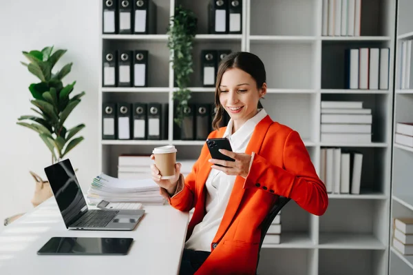 Επιχειρηματίας Που Χρησιμοποιεί Τηλέφωνο Και Φορητό Υπολογιστή Καφέ Στο Γραφείο — Φωτογραφία Αρχείου