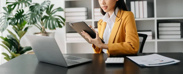 Empresaria Que Usa Tablet Laptop Oficina — Foto de Stock