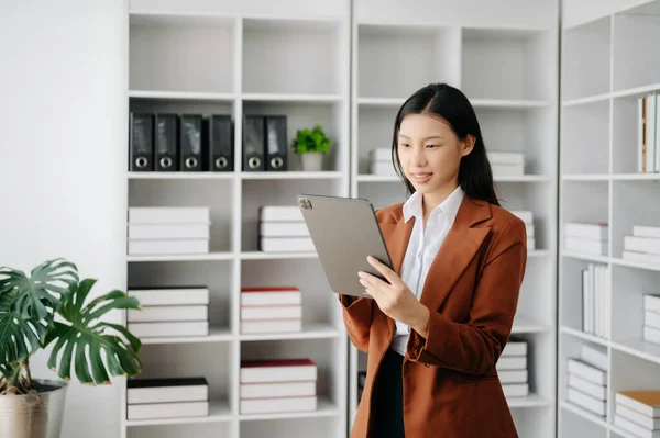 Asiático Businesswoman Usando Tableta Moderno Oficina — Foto de Stock