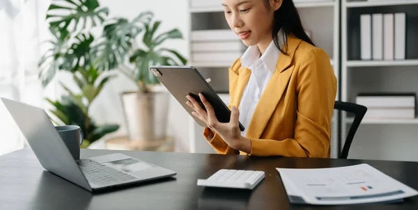 Ofiste Tablet Laptop Kullanan Kadını — Stok fotoğraf