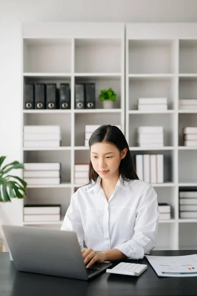 Asiática Mujer Negocios Trabajando Oficina Con Portátil — Foto de Stock