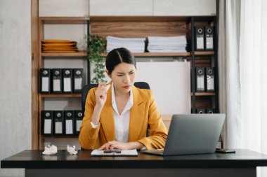 Modern ofiste ofis masası, vergi, rapor, muhasebe, istatistik ve analitik araştırma kavramında matematik finansmanı için dizüstü bilgisayar kullanan yorgun iş kadını