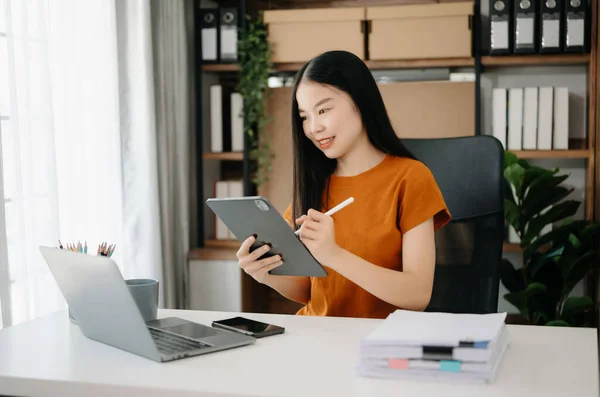 Mujer Negocios Asiática Que Trabaja Oficina Con Tableta Portátil Oficina — Foto de Stock
