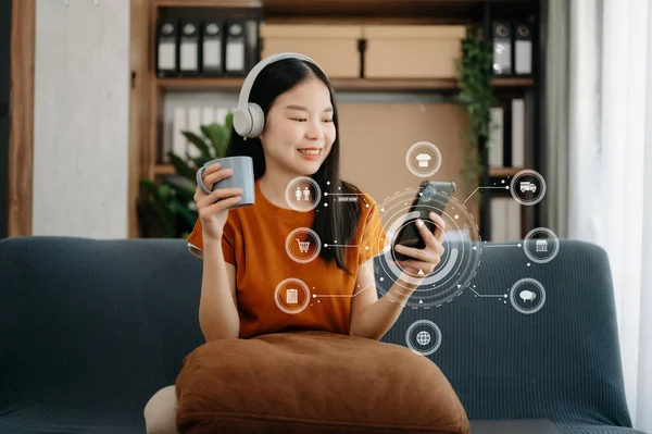 Mujer Asiática Usando Teléfono Inteligente Aplicación Inalámbrica Internet Iconos Virtuales — Foto de Stock