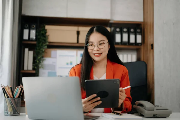Mujer Negocios Asiática Que Trabaja Oficina Con Tableta Portátil Oficina —  Fotos de Stock