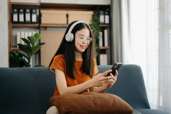 Atractivo Feliz Joven Estudiante Asiático Sentado Sofá Utilizando Teléfono Los — Foto de Stock