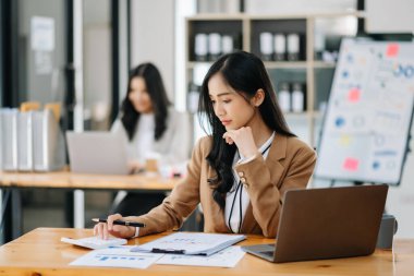 Ofisteki genç ve çekici Asyalı ofis çalışanları.