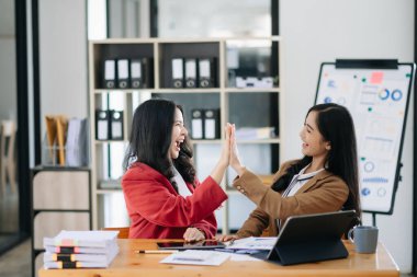 Genç Asyalı iş adamları yaratıcı iş adamları, iş arkadaşları, başarıyı kutlayan takım çalışması ve ofiste yaratıcı tasarım planlaması