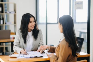 Başarı portresi, Asyalı iş adamları ev ofisinde birlikte çalışıyorlar.. 