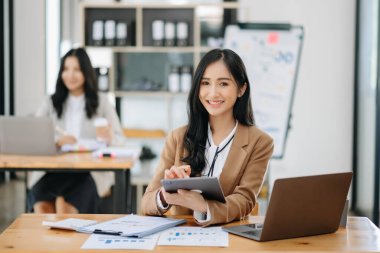 Ofisteki genç ve çekici Asyalı ofis çalışanları.