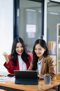 Genç Asyalı iş adamları yaratıcı iş adamları, iş arkadaşları, başarıyı kutlayan takım çalışması ve ofiste yaratıcı tasarım planlaması