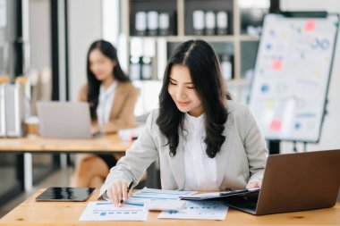 Ofisteki genç ve çekici Asyalı ofis çalışanları.