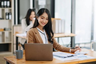 Ofisteki genç ve çekici Asyalı ofis çalışanları.