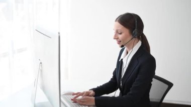 Kablosuz kulaklıklı kadın çağrı merkezi operatörü müşteri destek servisindeki müşteriyle konuşuyor 