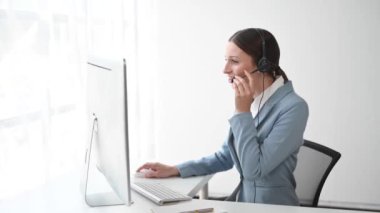 Kablosuz kulaklıklı kadın çağrı merkezi operatörü müşteri destek servisindeki müşteriyle konuşuyor 