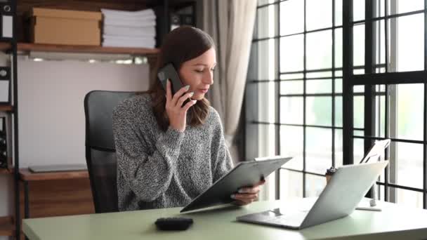 Бізнес Кавказька Жінка Розмовляє Телефону Користується Ноутбуком Сидячи Офісі — стокове відео