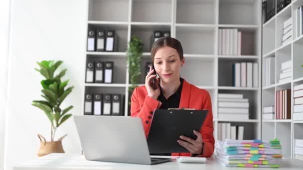 Бізнес Кавказька Жінка Розмовляє Телефону Користується Ноутбуком Сидячи Офісі — стокове відео