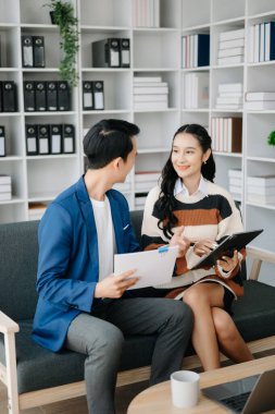 Ofiste konuşan ve tablet kullanan iki iş adamı..