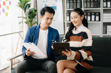 Ofiste konuşan ve tablet kullanan iki iş adamı..