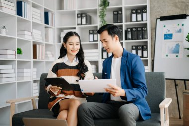 Ofiste konuşan ve tablet kullanan iki iş adamı..