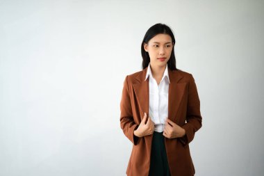 Beyaz arka planda güzel bir Asyalı kadının portresi. 