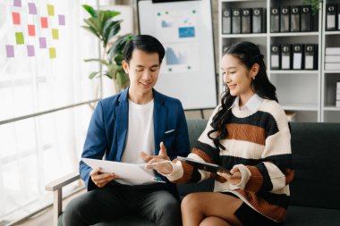 Ofiste konuşan ve tablet kullanan iki iş adamı..