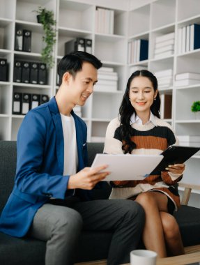 Ofiste konuşan ve tablet kullanan iki iş adamı..