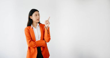 Beyaz arka planda genç ve güzel Asyalı bir kadının portresi.