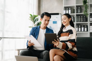 Ofiste konuşan ve tablet kullanan iki iş adamı..