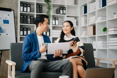 İş adamları çalışır ve iş planlarını tartışırlar. İnsan bir çalışan, meslektaşına sonuçların ofisteki raporunu açıklar ve gösterir.