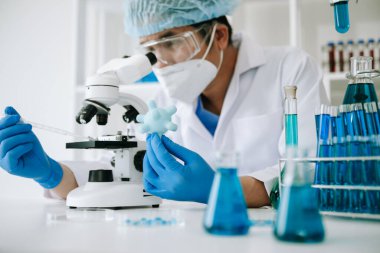 Klinikte, eczanede, tıbbi araştırma laboratuvarında ve yeni kimyasal maddelerde test tüpleri olan bir adam.. 