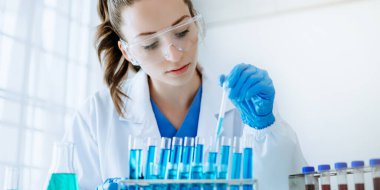 Modern tıbbi araştırma laboratuvarı. Kadın bilim adamı mikro pipetlerle çalışıyor biyokimyasal örnekleri analiz ediyor, tıp için ileri bilim kimya laboratuvarı. 