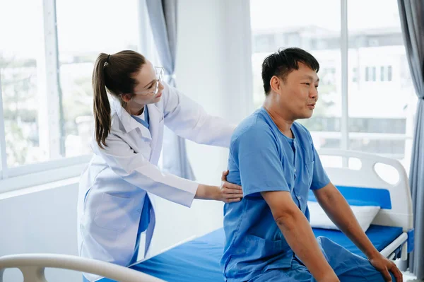 Médico Consultando Con Paciente Problemas Espalda Físico Cama Concepto Terapia — Foto de Stock