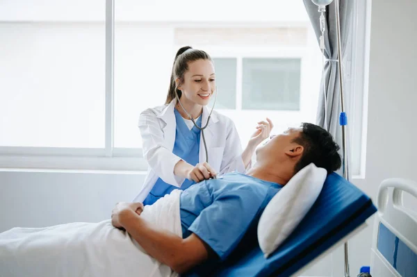 Médico Caucasiano Cuidar Paciente Sexo Masculino Hospital Enfermeira Amigável Cliente — Fotografia de Stock