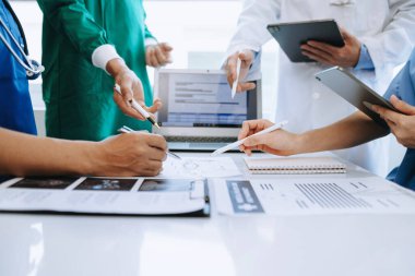 Doktorlar ve tıbbi personelden oluşan bir ekip, kalp hastalıklarının tedavisi, zatürree, gastrointestinal ve mide hastalıkları ve hastanede osteoporoz ile ilgili konsültasyon