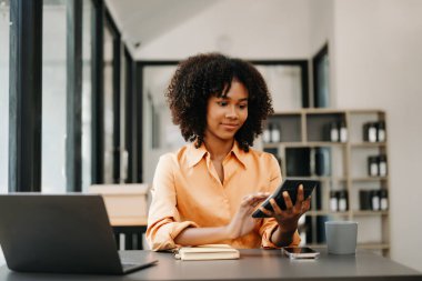 Bir ofis masasında matematik finansmanı, vergi, rapor, muhasebe, istatistik ve analitik araştırma kavramını kullanan iş kadını
