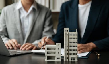  Kontrat imzalıyorum. Müşteri ve komisyoncu, kira sözleşmesi, başarılı bir anlaşma ve ofiste oturan genç iş adamları.