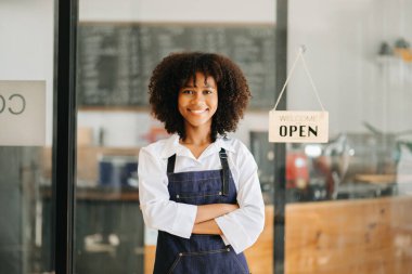 Başlangıçta başarılı olan küçük işletme sahibi kadın kafede duruyor 