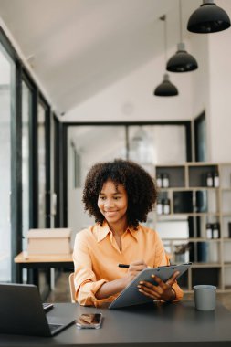 Bir ofis masasında matematik finansmanı, vergi, rapor, muhasebe, istatistik ve analitik araştırma kavramını kullanan iş kadını