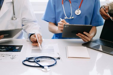 Doktorlar ve tıbbi personelden oluşan bir ekip, kalp hastalıklarının tedavisi, zatürree, gastrointestinal ve mide hastalıkları ve hastanede osteoporoz ile ilgili konsültasyon