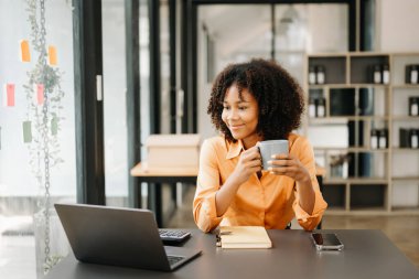 Bir ofis masasında matematik finansmanı, vergi, rapor, muhasebe, istatistik ve analitik araştırma kavramını kullanan iş kadını