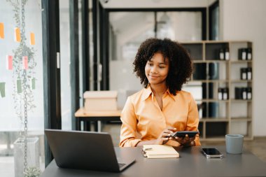 Bir ofis masasında matematik finansmanı, vergi, rapor, muhasebe, istatistik ve analitik araştırma kavramını kullanan iş kadını