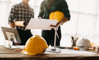 Nesneli kağıt ve bulanık mühendisli tabletli mühendislik masası inşaat projeleri hakkında danışmanlık yapmak için çok çalışıyor. 